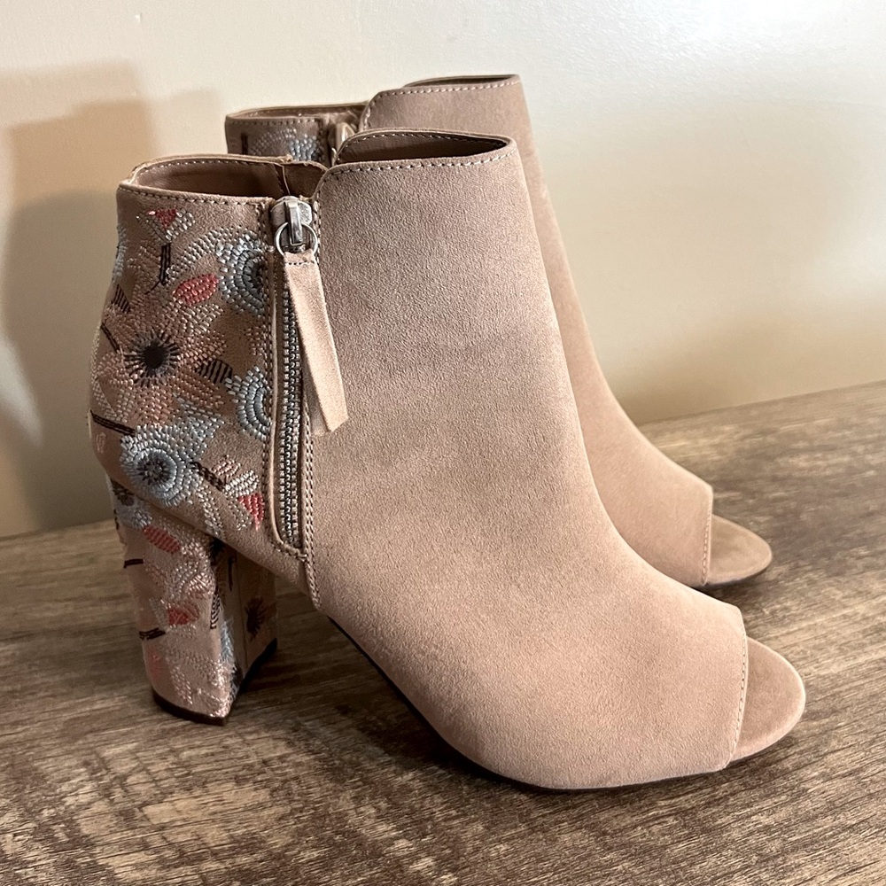 SO Embroidered Ankle Boots Booties Open Toe Chunky Heel Faux Suede Size 9.5